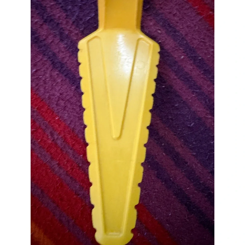 Tupperware Yellow Plastic Cake Server Spatula Pie Server Serrated‎ Edge